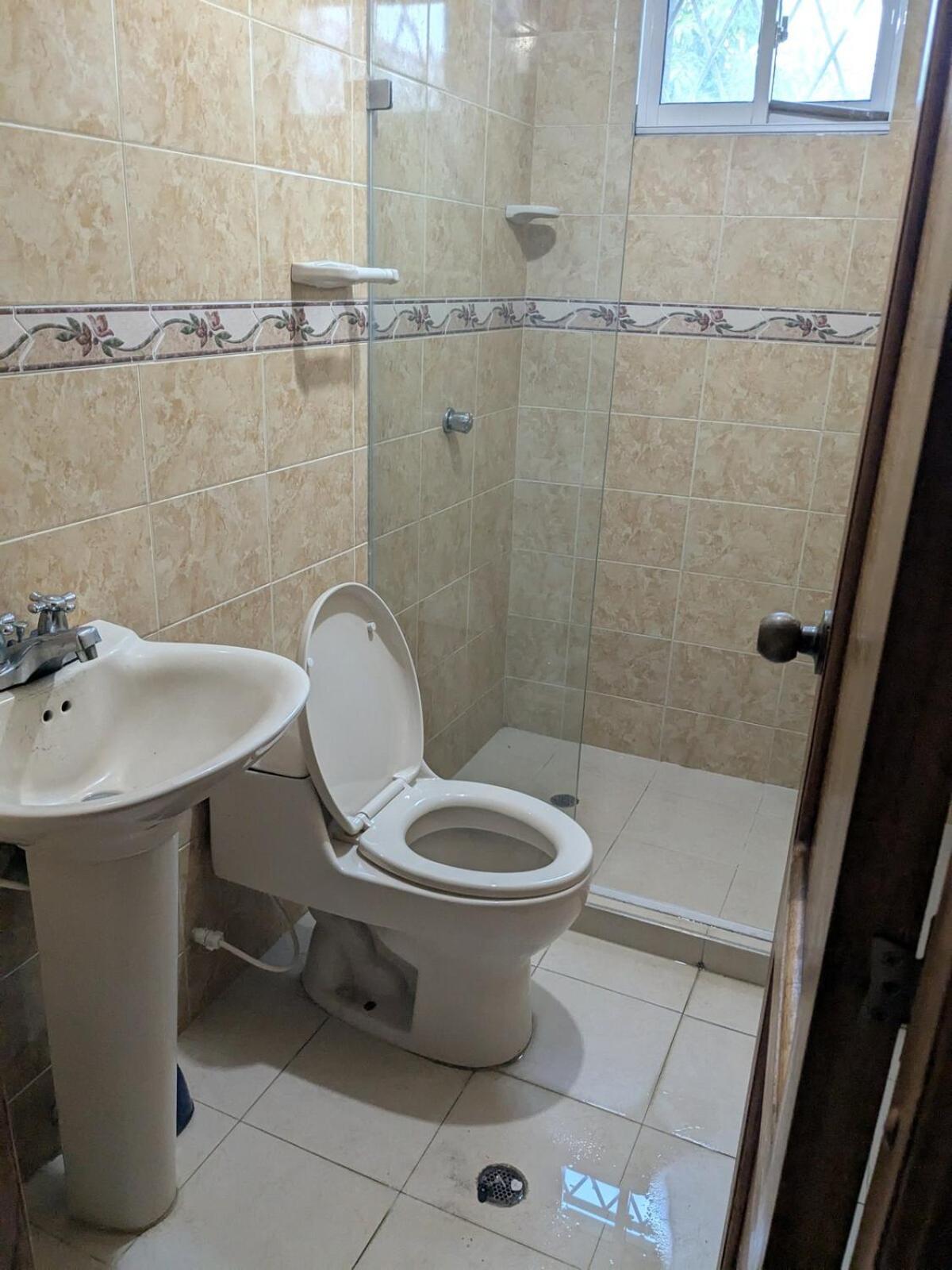 Quarto em Acomodações Particulares Me Quedo Aqui, Casa Cerca Del Aeropuerto De Cartagena!