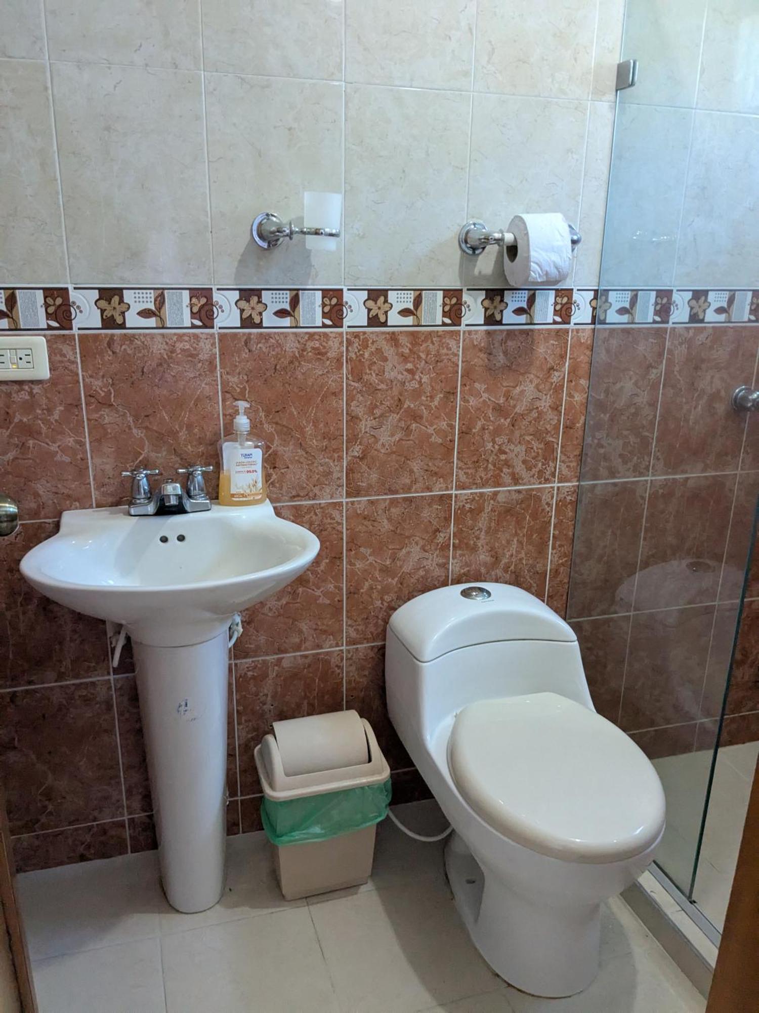 Me Quedo Aqui, Privado Y Cerca Del Aeropuerto *